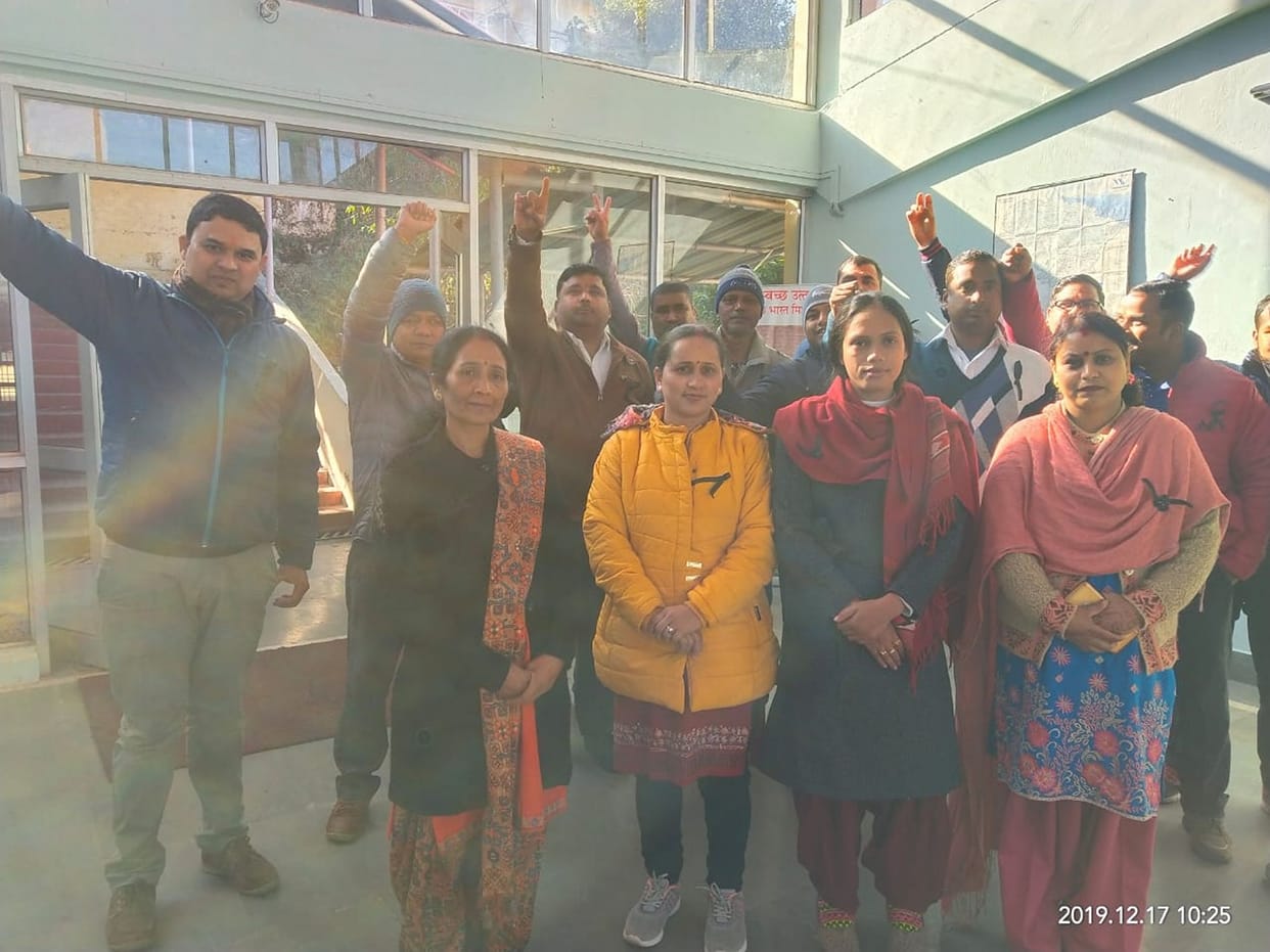 Ministerial workers tied black lace and protested
