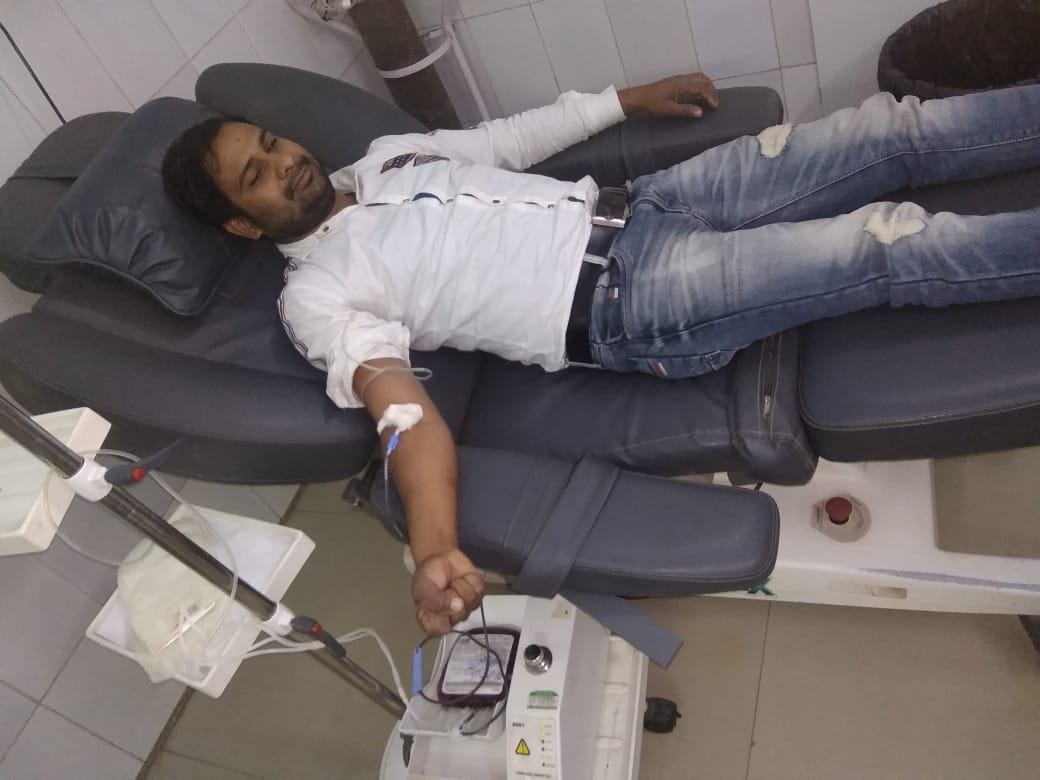 Muslim youth presented an example, saved the life of a Hindu by giving blood