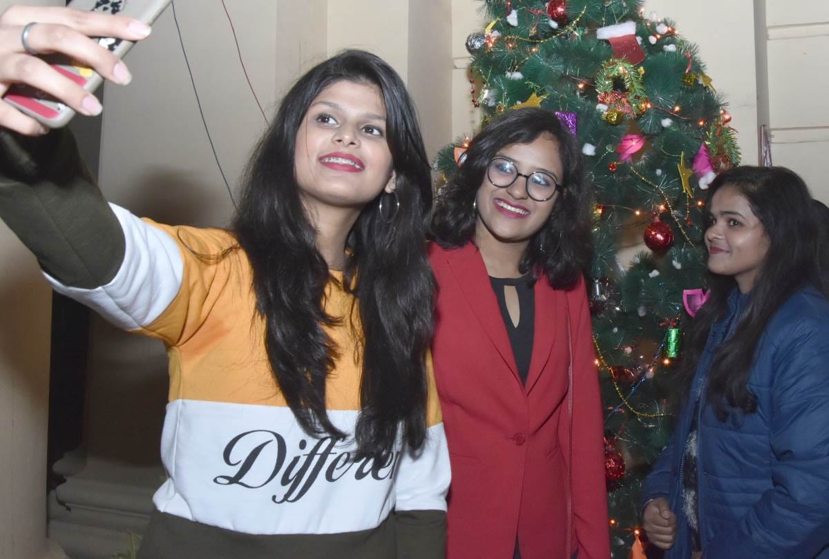 teachers and students celebrated christmas cantata celebration in IT college lucknow