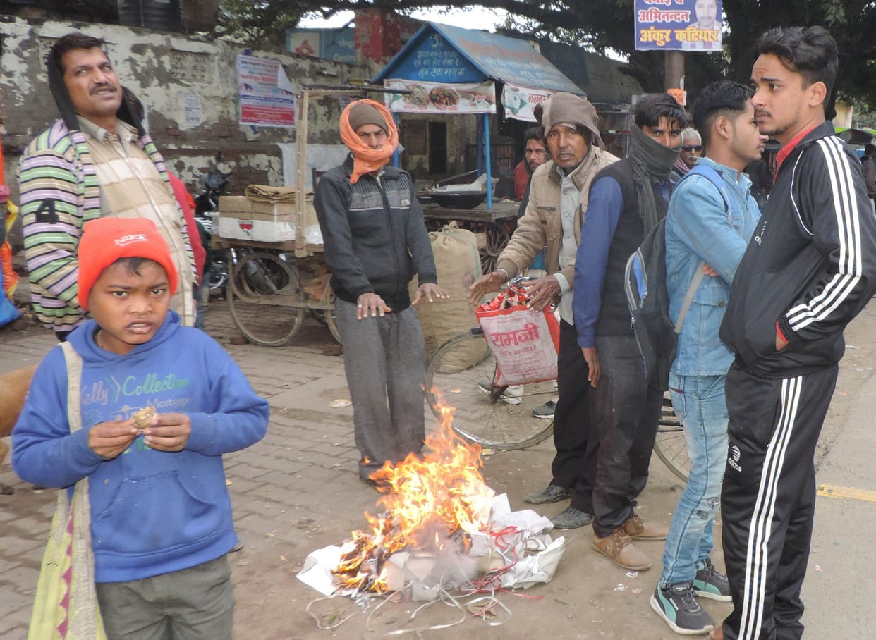 galan badhane se din bhar thithurate rahe log