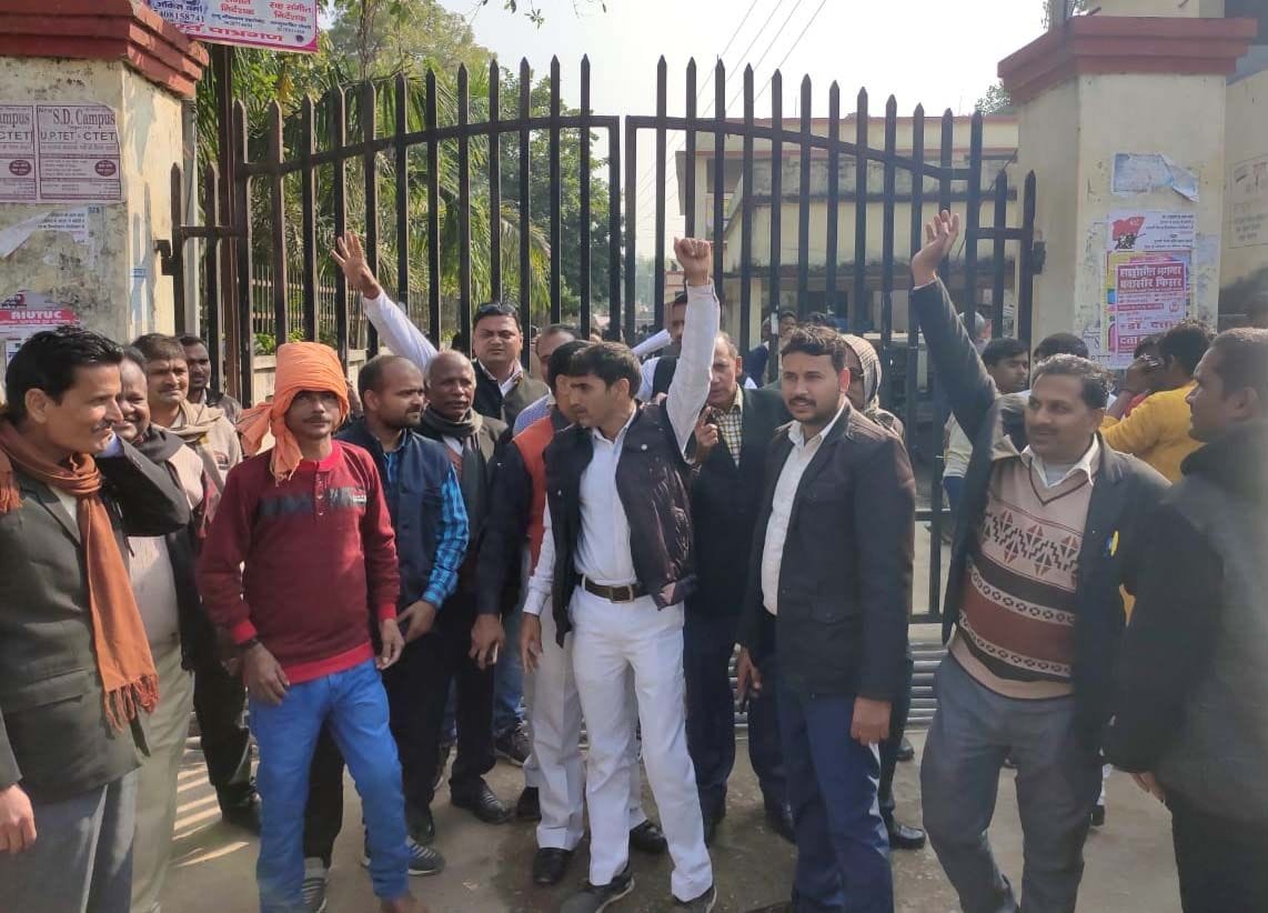 Pratapgarh: Advocates protesting at Kotwal's functioning, shouted slogans