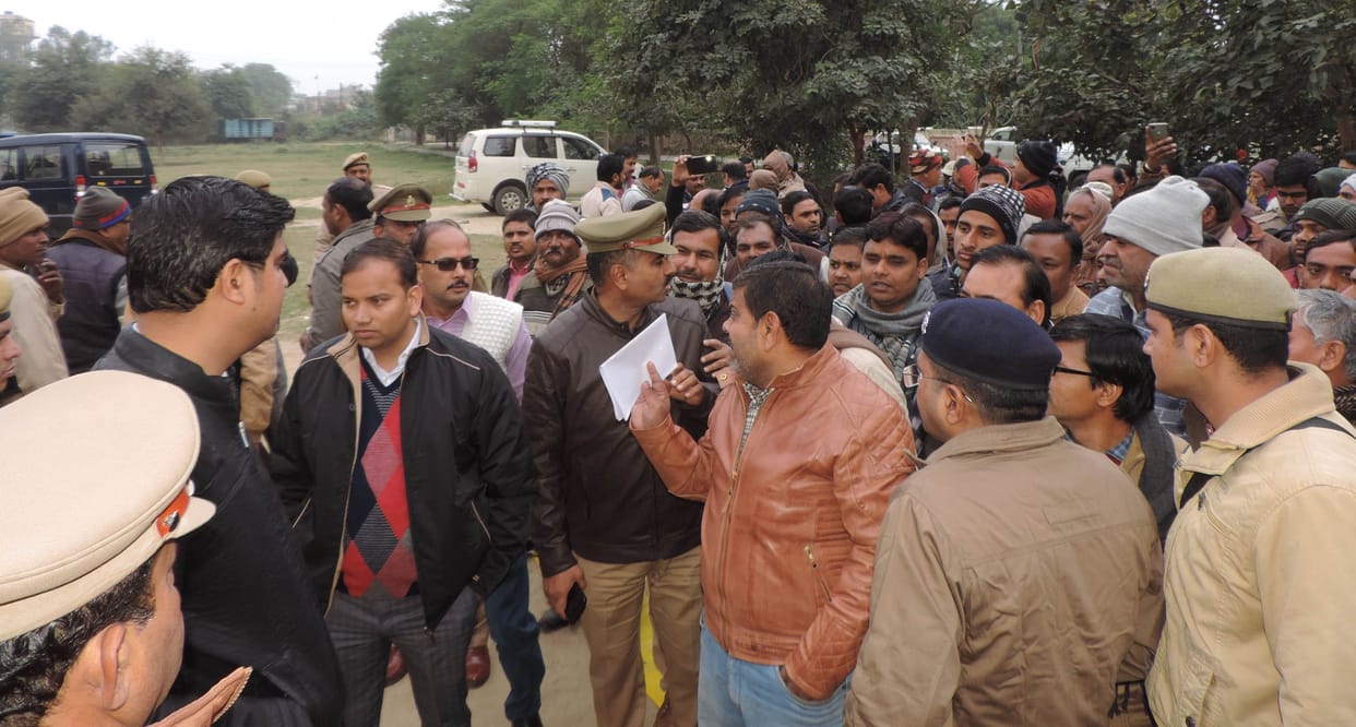 dharana dene se rokane par lekhapaalon ne dee giraphtaaree