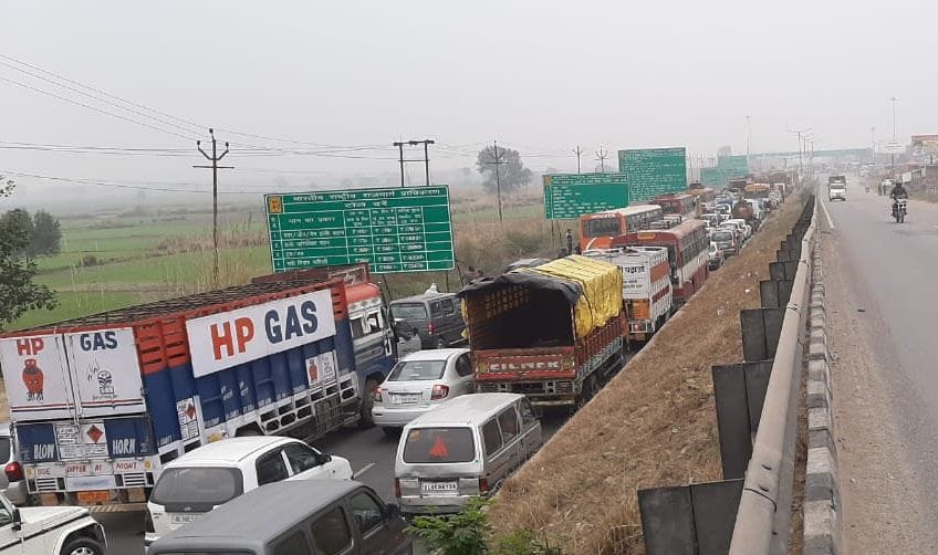 1 KM traffic jamed in luharli toll plaza