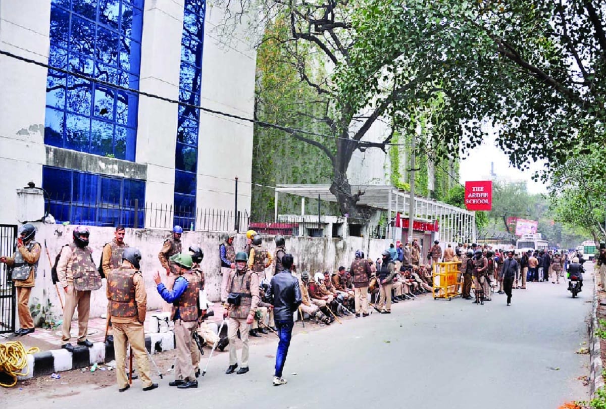 jamia violence delhi police personnel are seen controlling the violence by tying rope on helmets