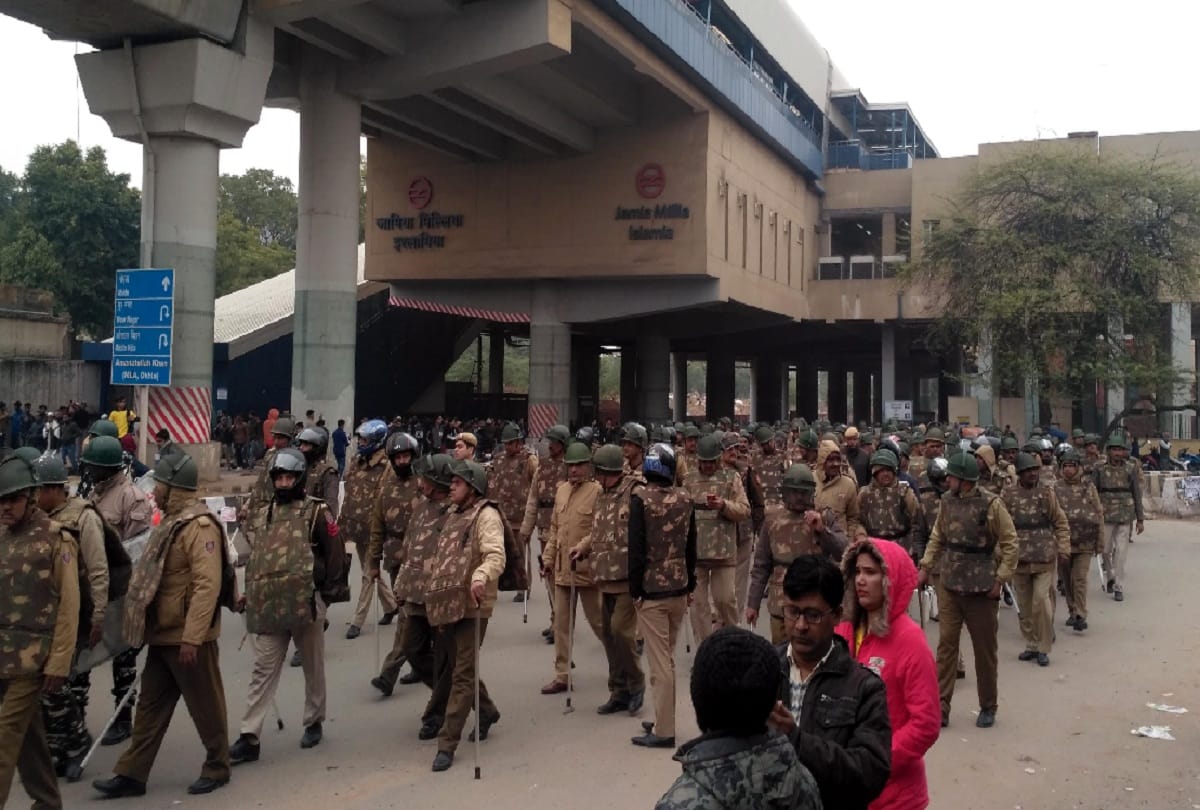 jamia violence delhi police personnel are seen controlling the violence by tying rope on helmets