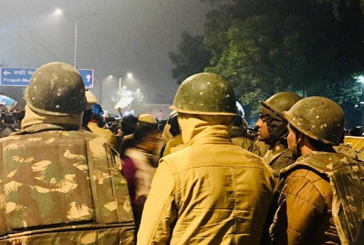 jamia violence delhi police personnel are seen controlling the violence by tying rope on helmets