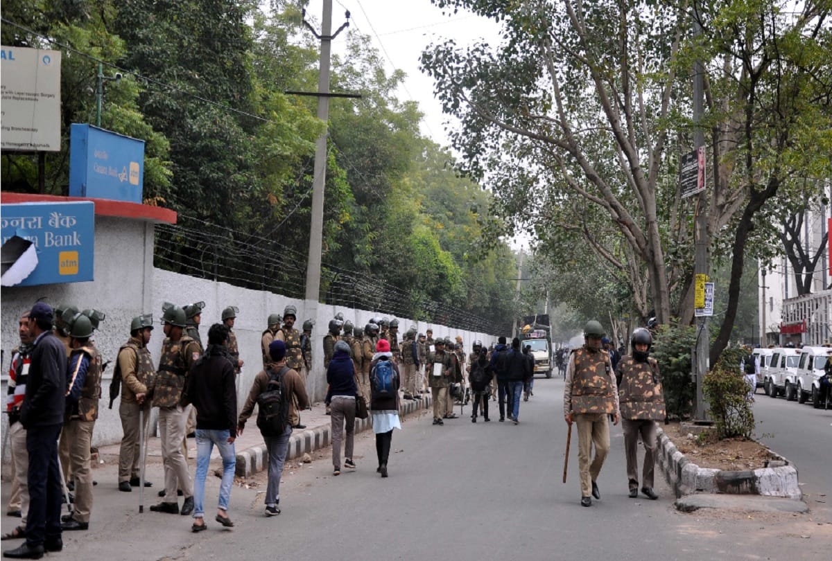 jamia violence delhi police personnel are seen controlling the violence by tying rope on helmets