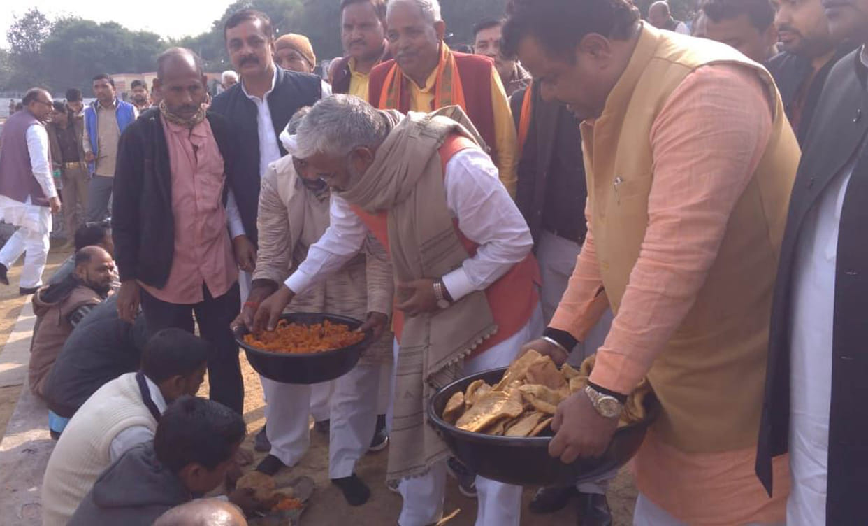 BJP state president served prasad to devotees