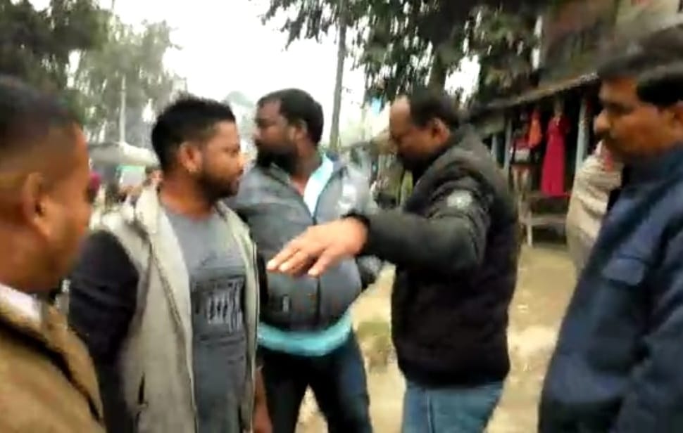 maharajganj police man misbehave orginary people, video viral