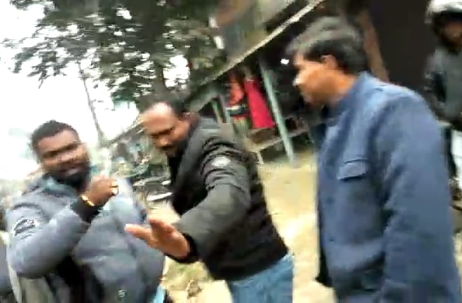 maharajganj police man misbehave orginary people, video viral