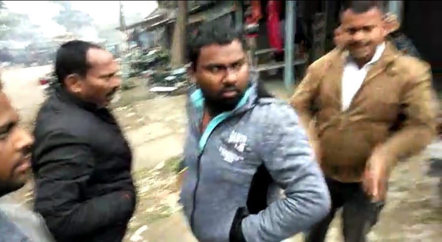 maharajganj police man misbehave orginary people, video viral