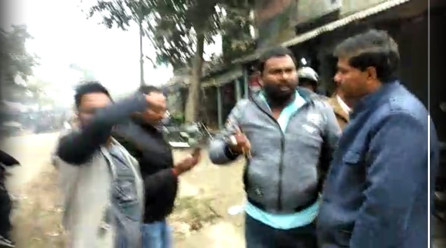 maharajganj police man misbehave orginary people, video viral