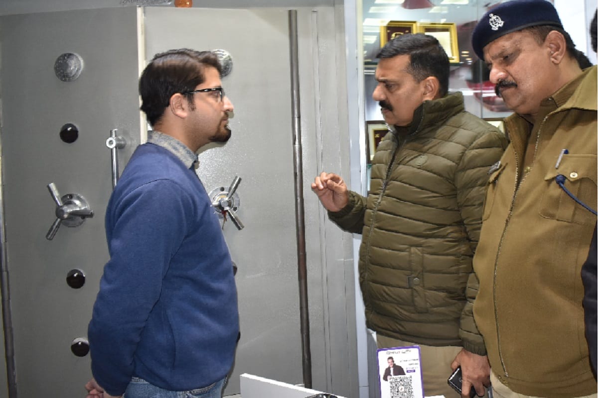 Robbery in Meerut miscreants entered Saraf shop and threatened