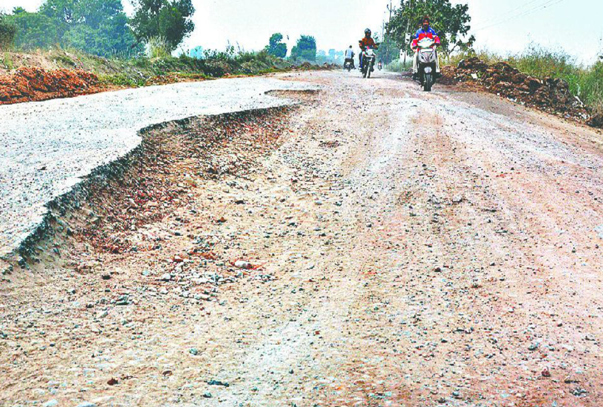 One and a half million people forced to walk in pits People Demands agra