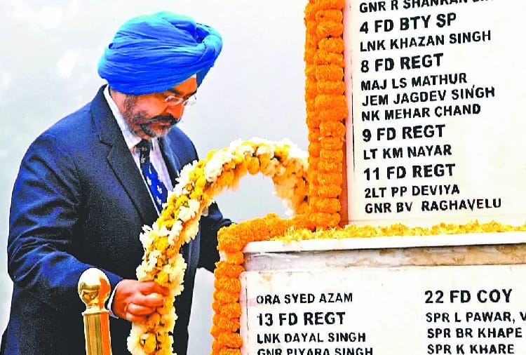 Former Air Force Chief and Army Chief paid tribute to the martyrs
