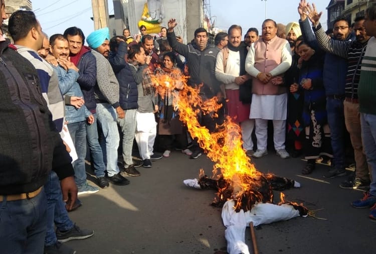 BJP leaders protests against government fot not implementing citizenship amendment act in Punjab