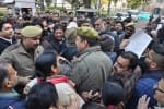 मुबारक मंडी में मंत्री का घेराव करते लोग।