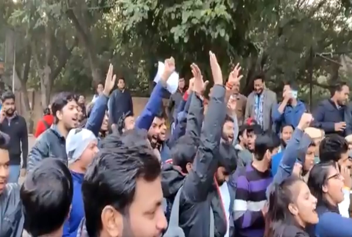 Hindu refugees protest on road in support of CAA near Rajghat