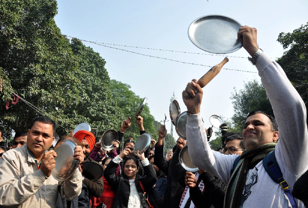 DU teachers marched from Delhi Gate to UGC headquarters protest against Central Government