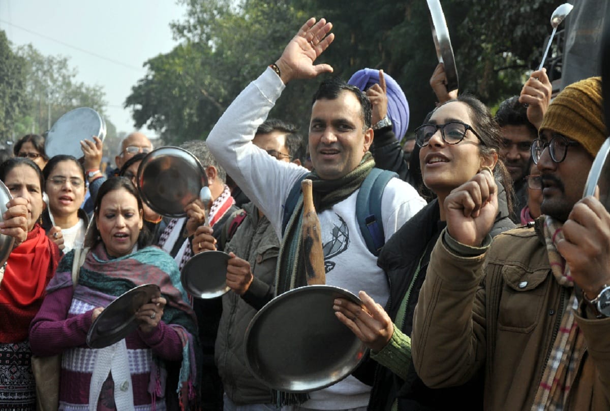 DU teachers marched from Delhi Gate to UGC headquarters protest against Central Government