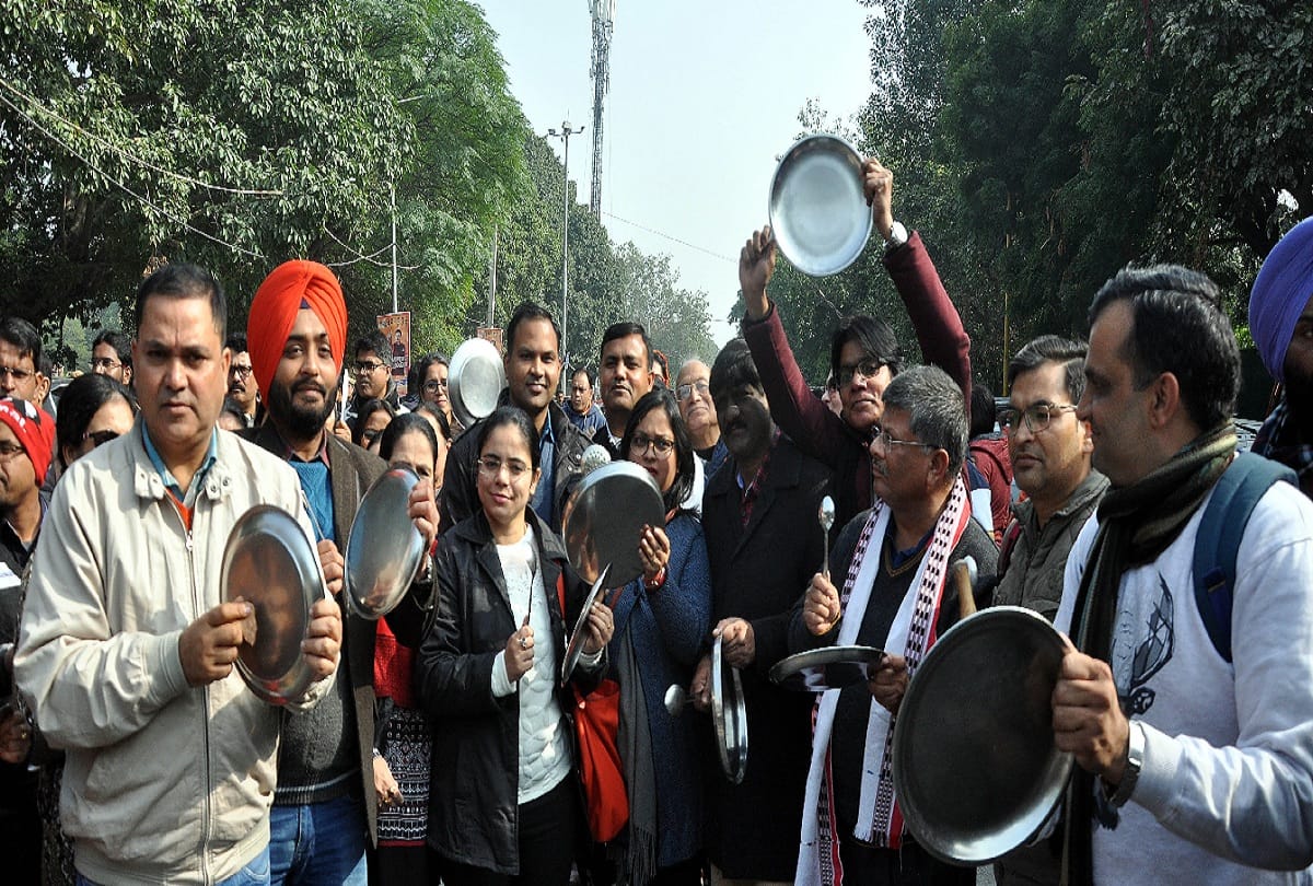 DU teachers marched from Delhi Gate to UGC headquarters protest against Central Government