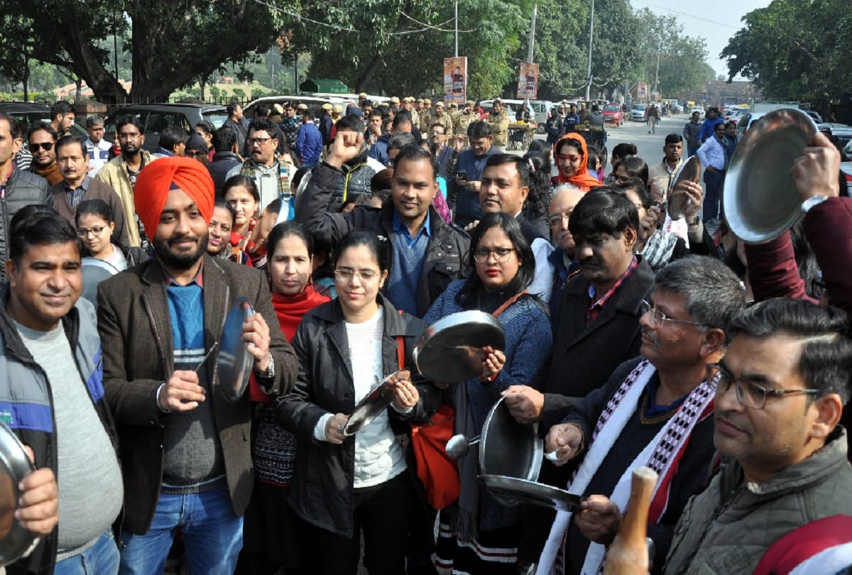 DU teachers marched from Delhi Gate to UGC headquarters protest against Central Government