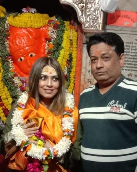Bollywood's famous actor Mahima Chaudhary visited Kashi Avishwanath in varanasi