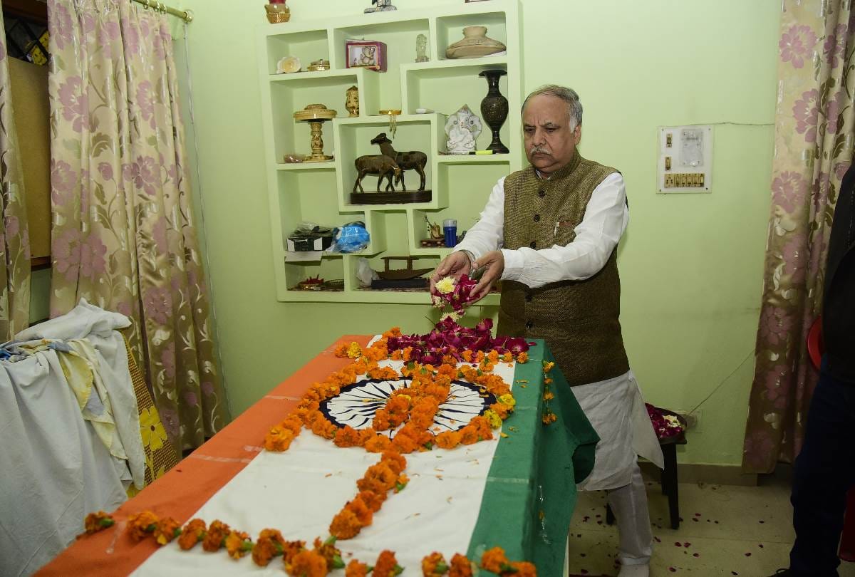 mayor and cabinet minister paid tribute to CRPF DIG shailendra vikram singh