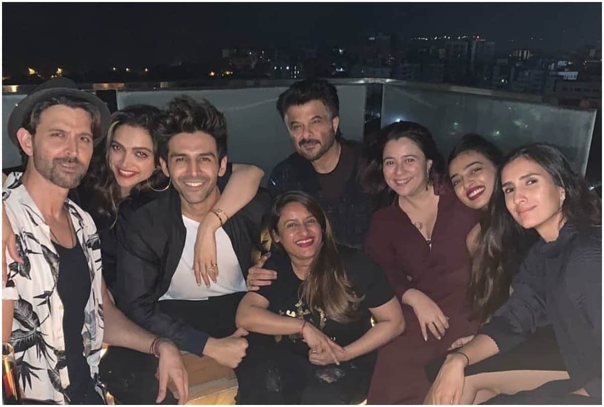 hrithik roshan feeding chocolate cake to deepika padukone