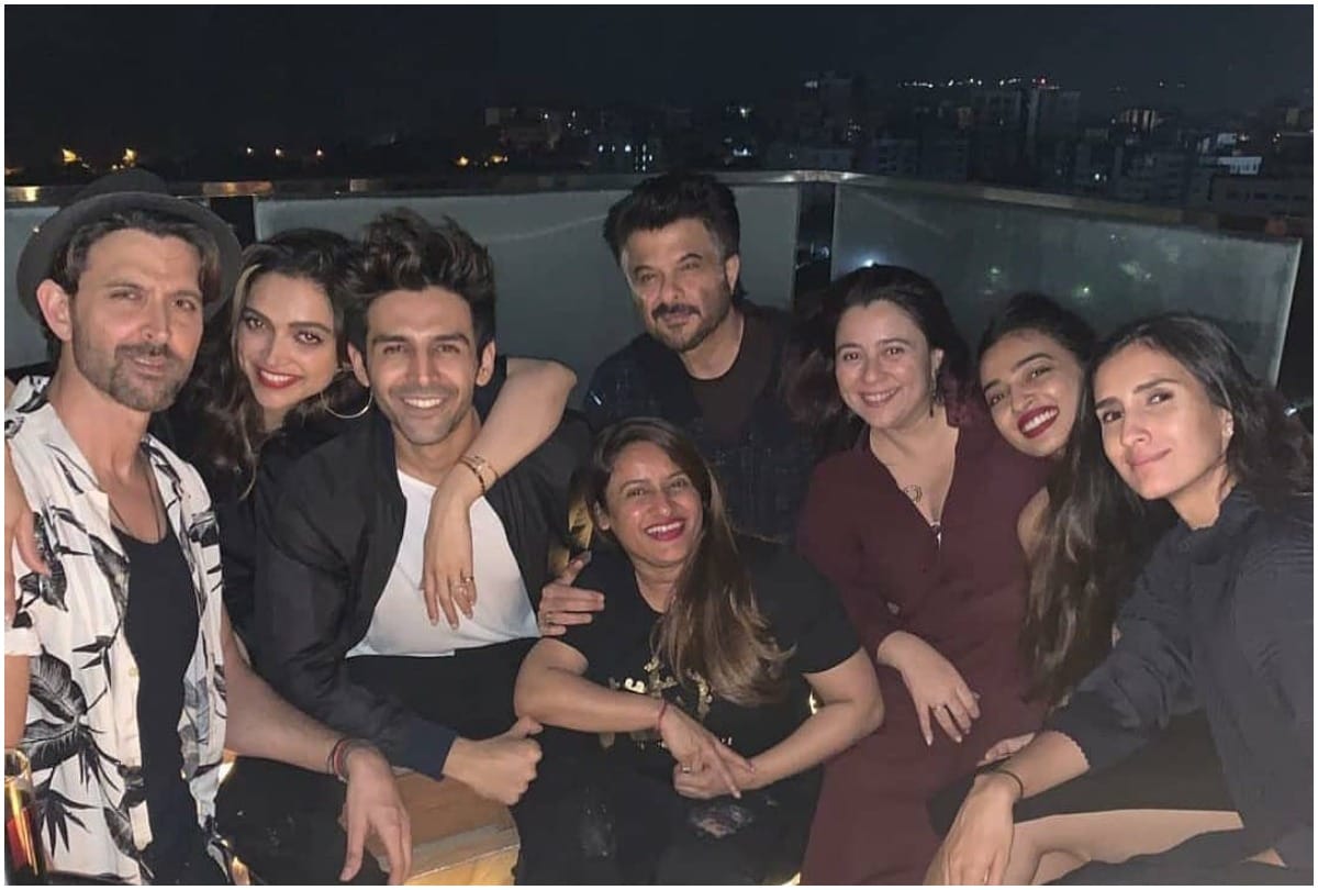 hrithik roshan feeding chocolate cake to deepika padukone