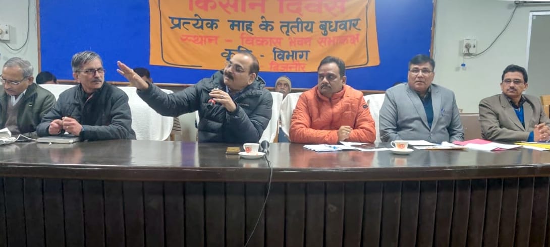 Farmer's Day Bijnor: Electricity does not come in the villages at night