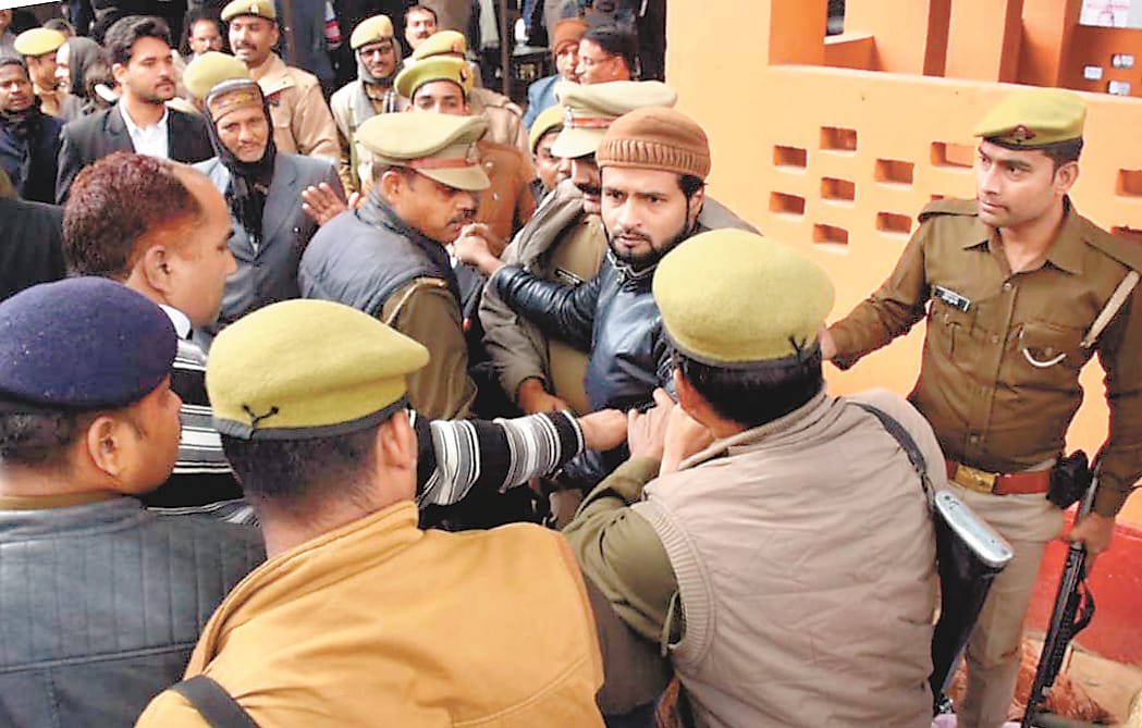 CAA protest in Pratapgarh court clash between protestors and advocates