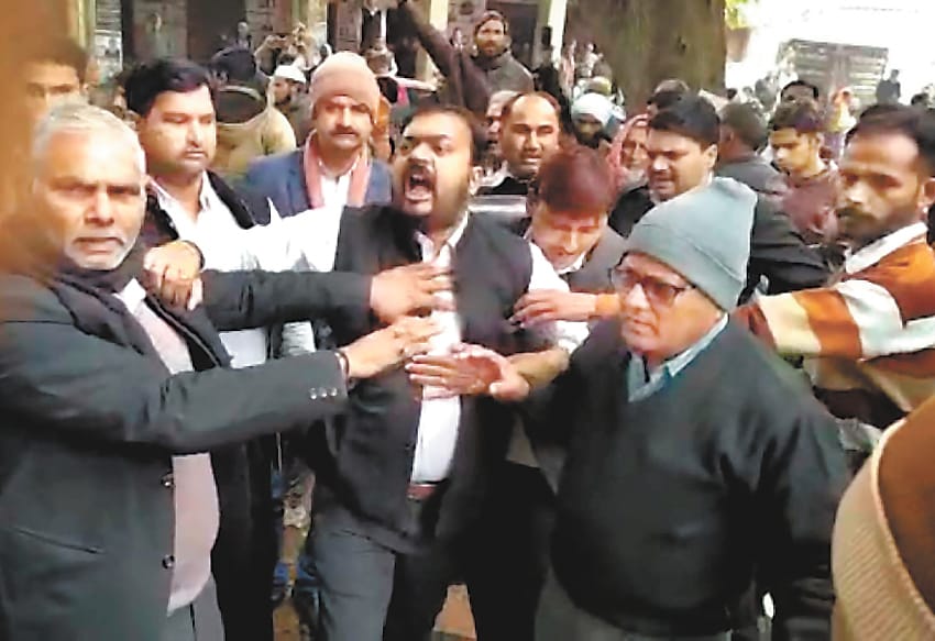 CAA protest in Pratapgarh court clash between protestors and advocates