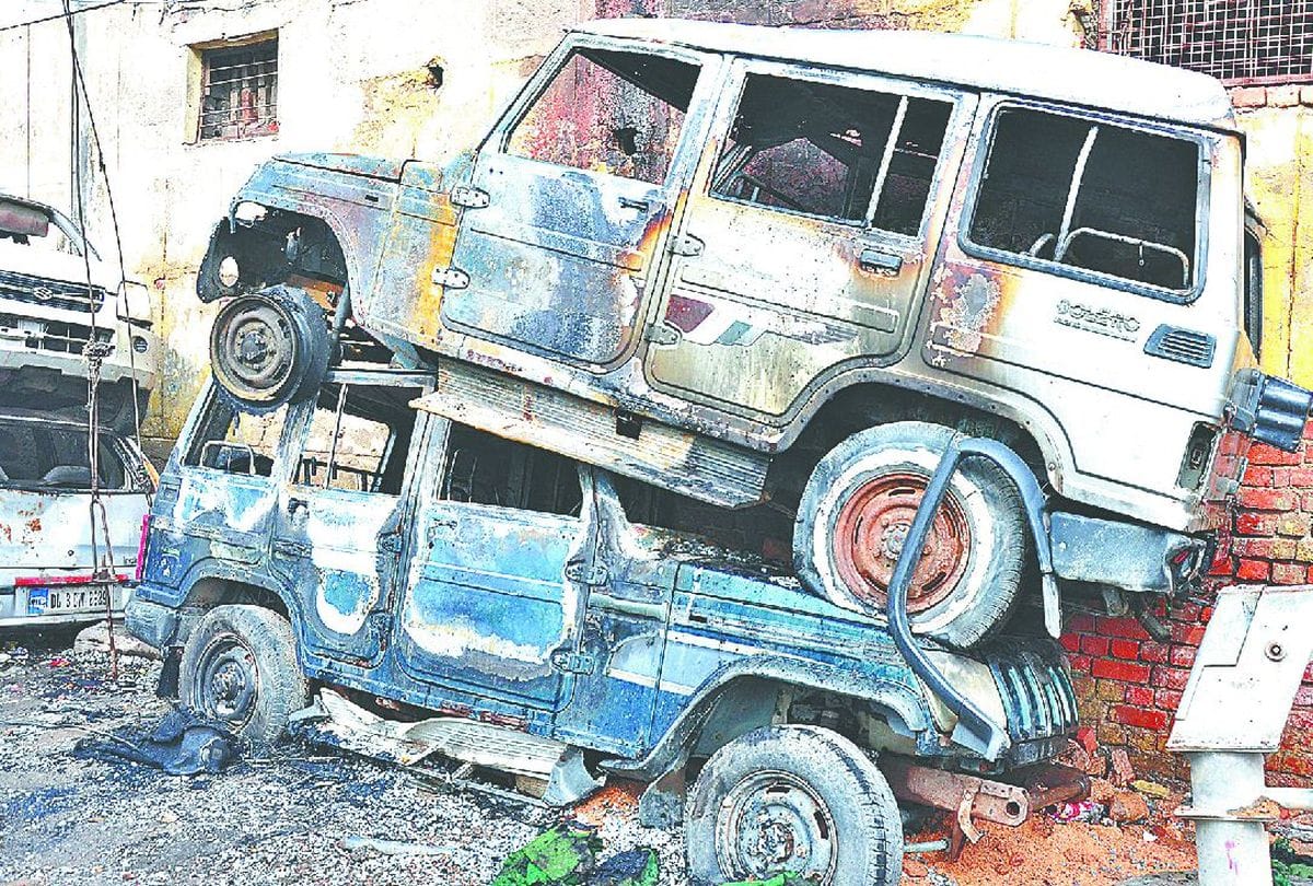 fire in vehicles related to lawsuits in police station agra