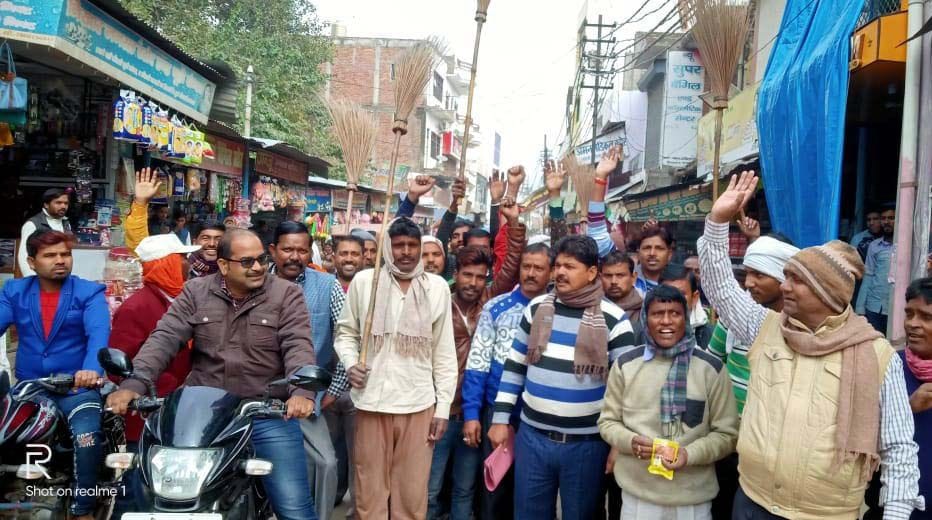 saphaee karmachaariyon ne gopaal ke virodh mein khola morcha