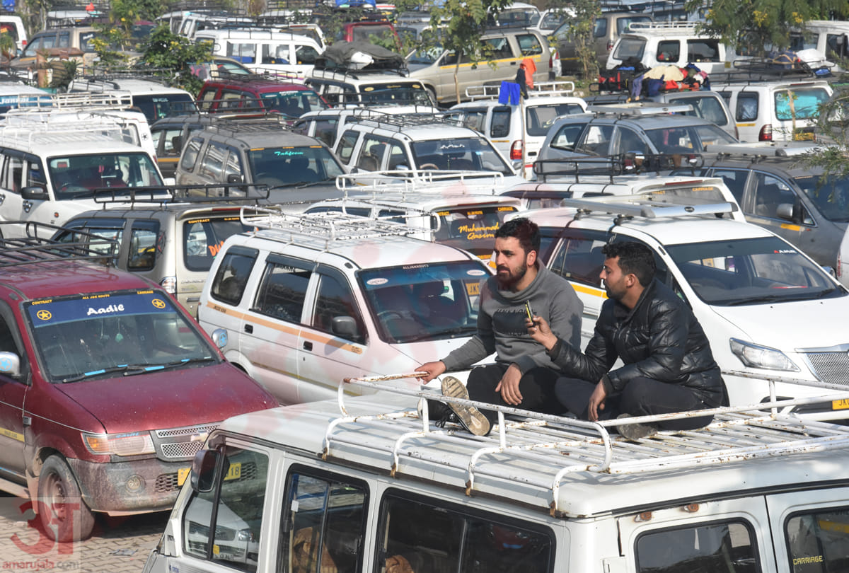Jammu-Srinagar National Highway closed, hundreds of vehicles stranded after falling ribs in Ramban