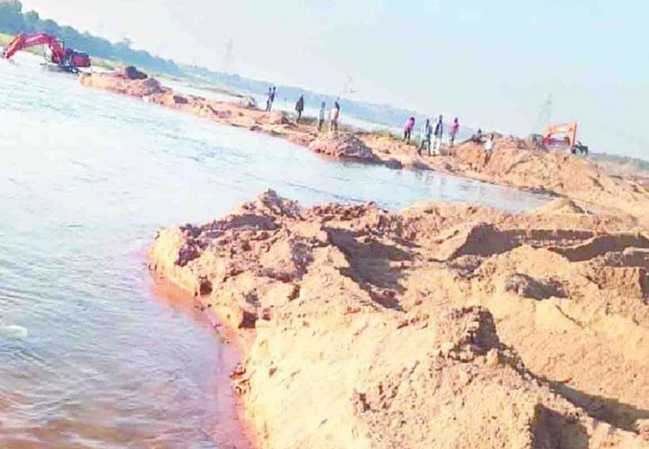 Action taken by police administration to stop mining in Kanpur proved to be unsuccessful