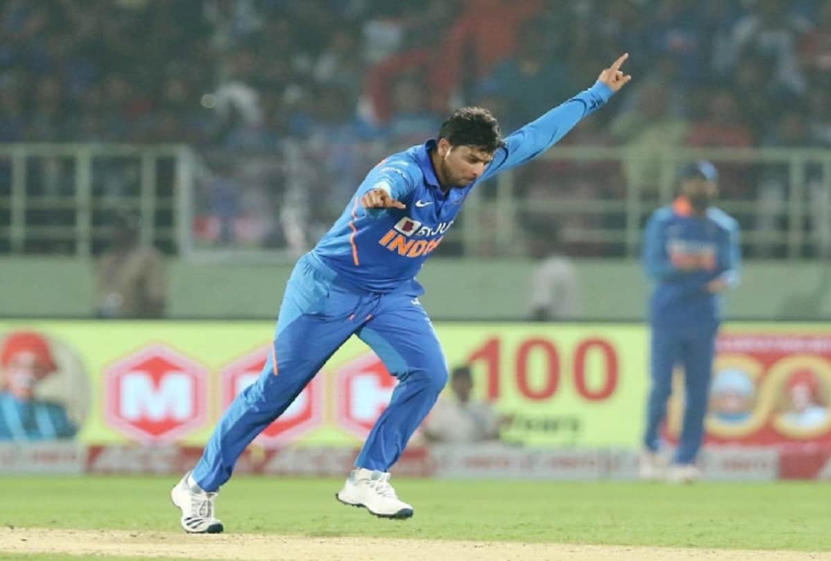 Kuldeep Yadav Misses MS Dhoni Behind Wicket On The Ground