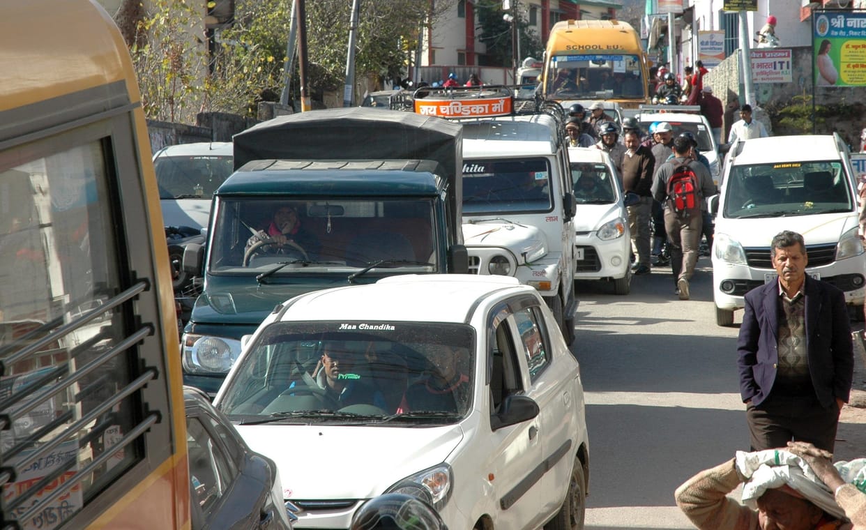 Vehicles stranded for four hours near Harkot band