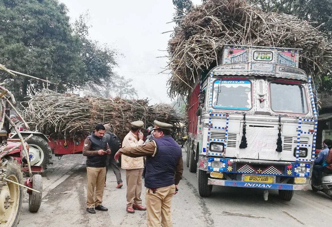 the traffic zeem doen by sugercane truck, people pareshan
