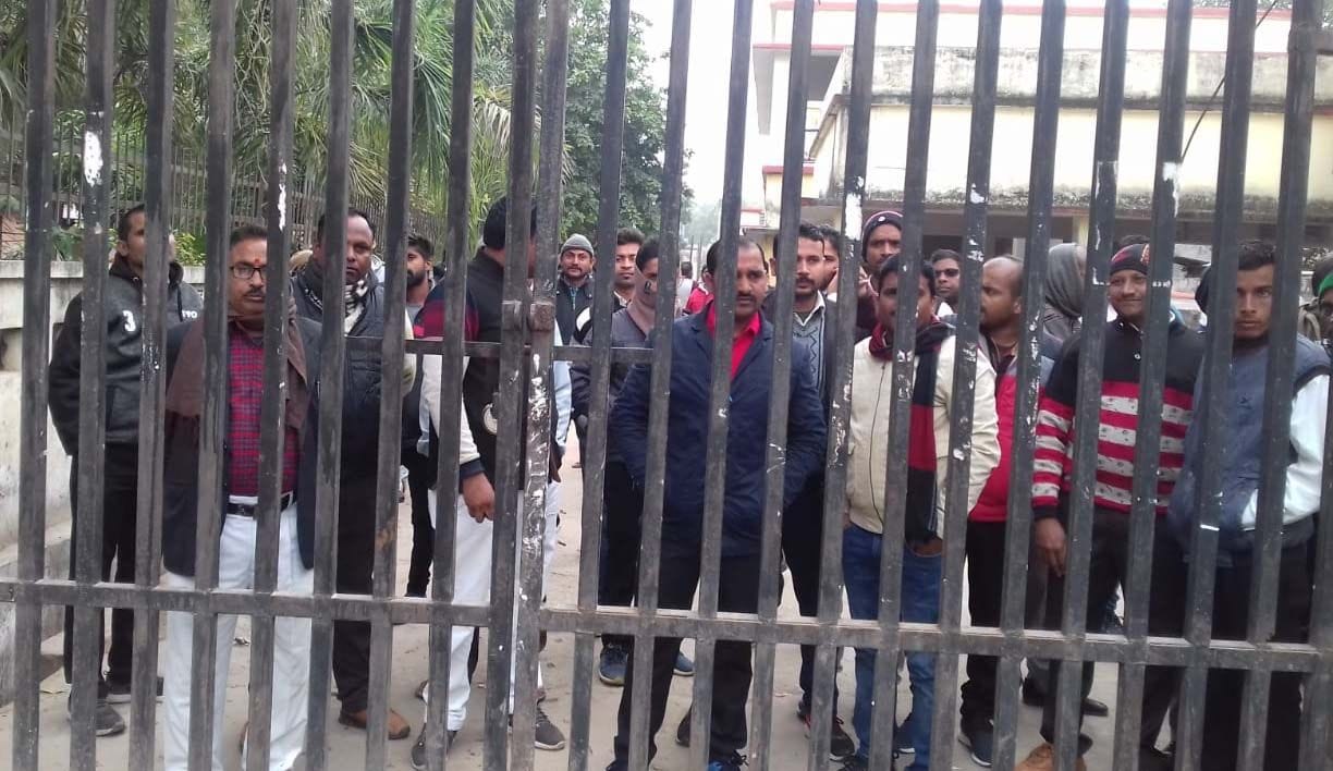 Pratapgarh: Lockout at gate, officials not given entry