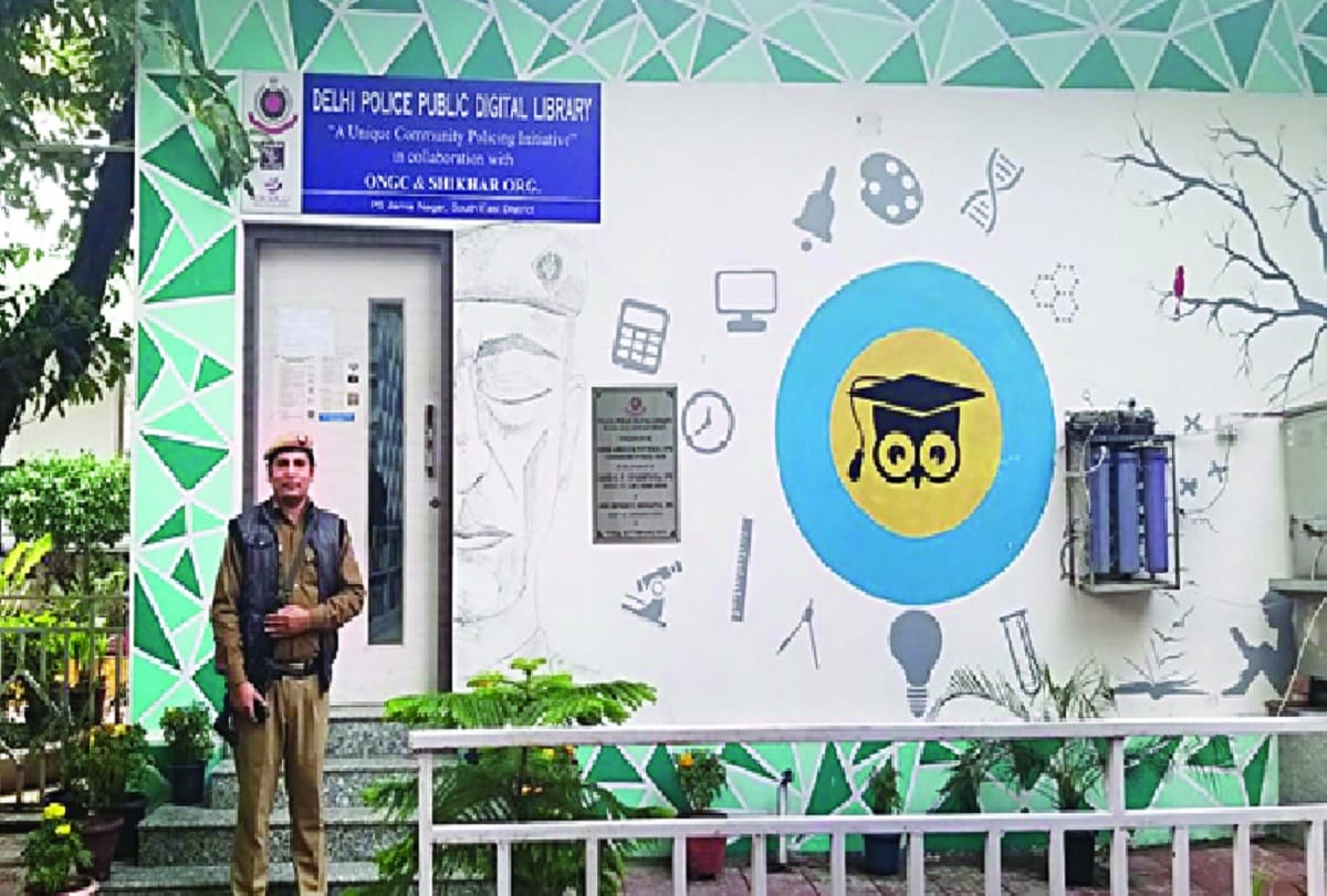 A police station in delhi where young people come to study