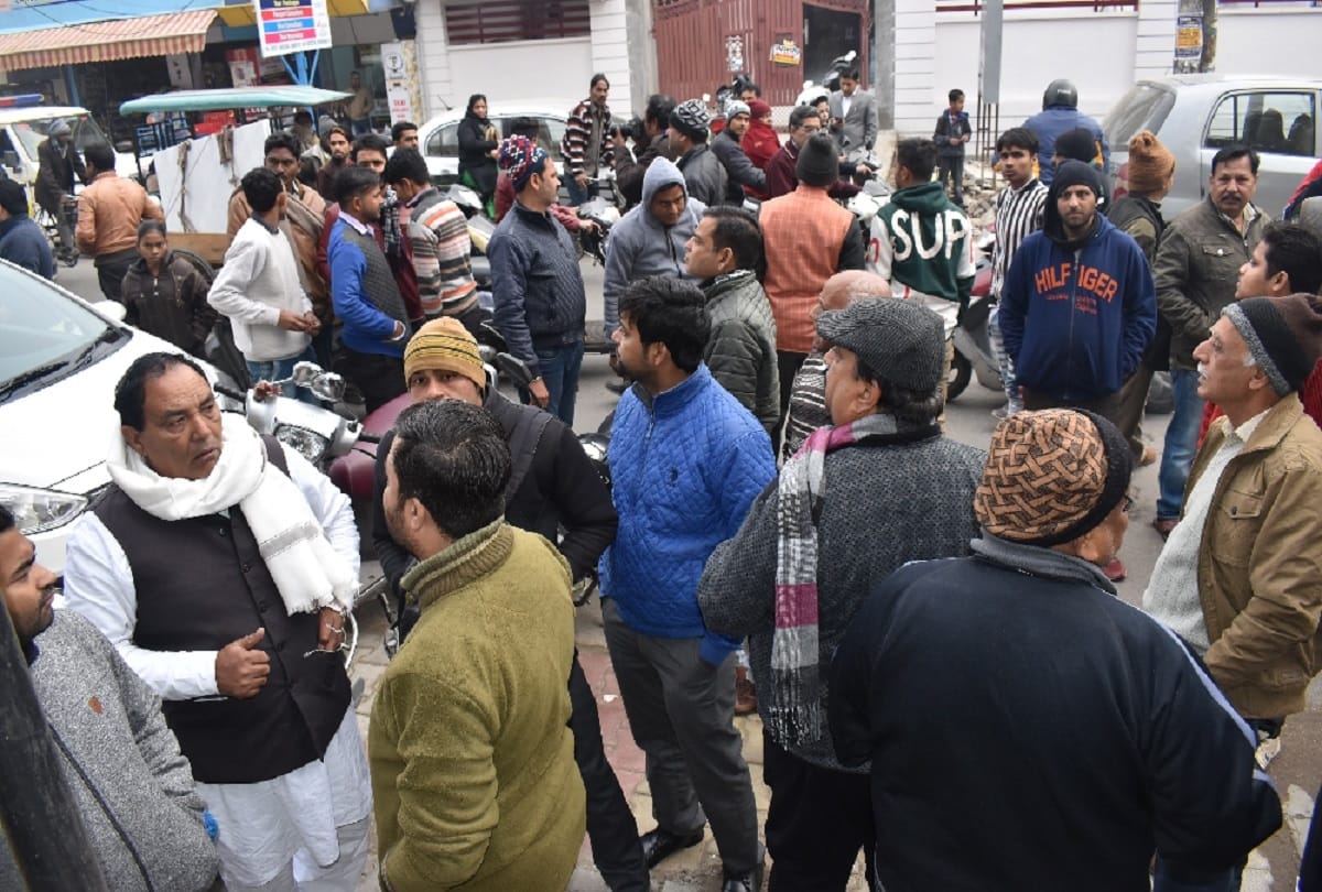 Robbery in Meerut miscreants entered Saraf shop and threatened