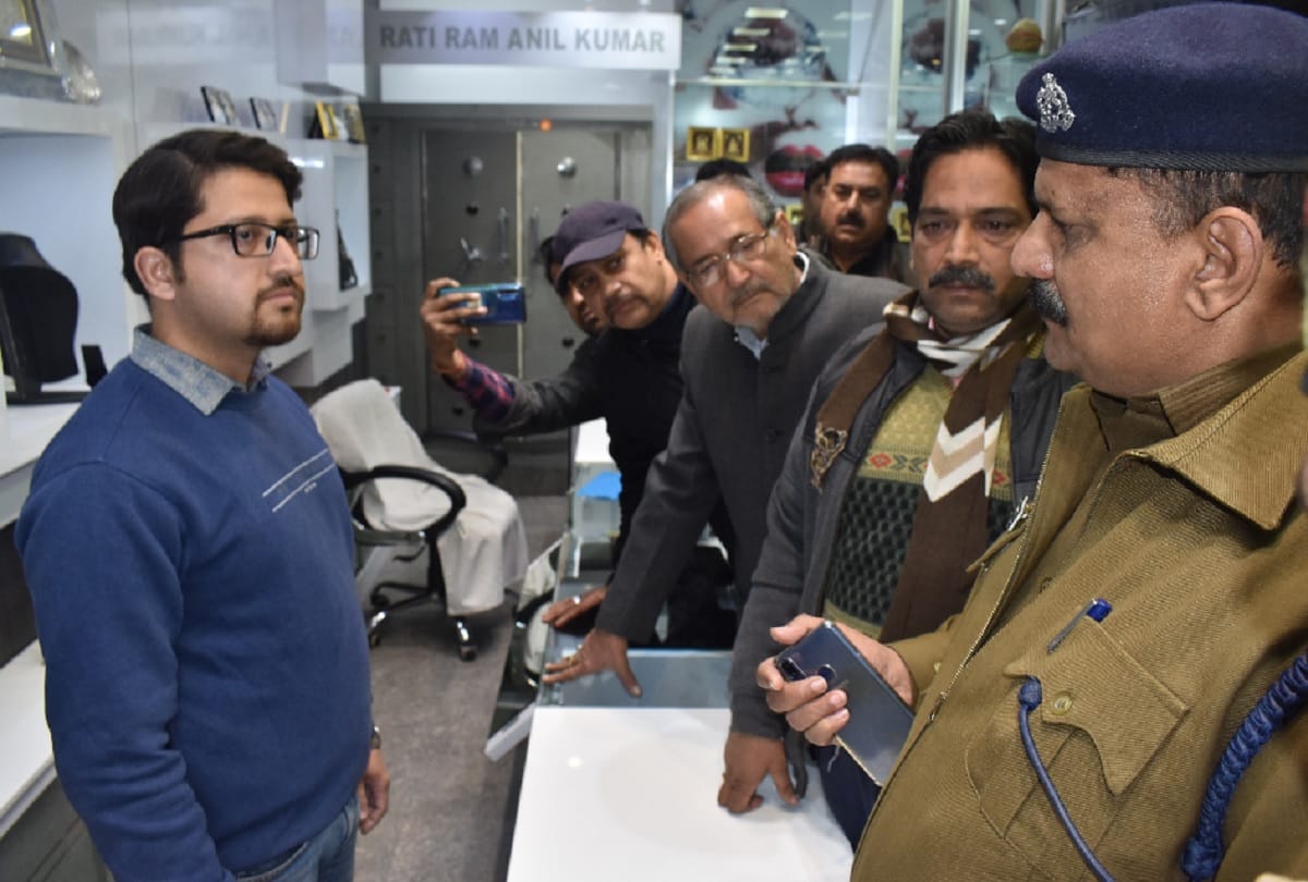 Robbery in Meerut miscreants entered Saraf shop and threatened