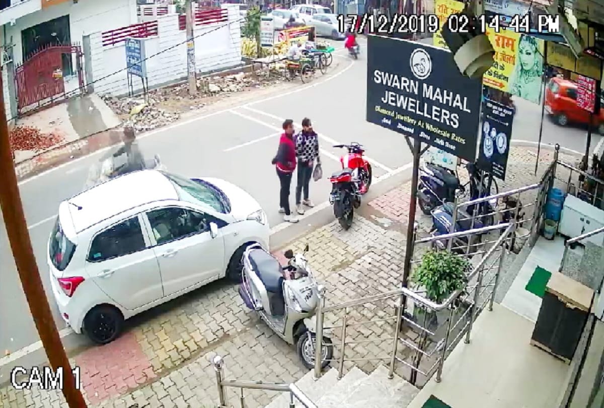 Robbery in Meerut miscreants entered Saraf shop and threatened