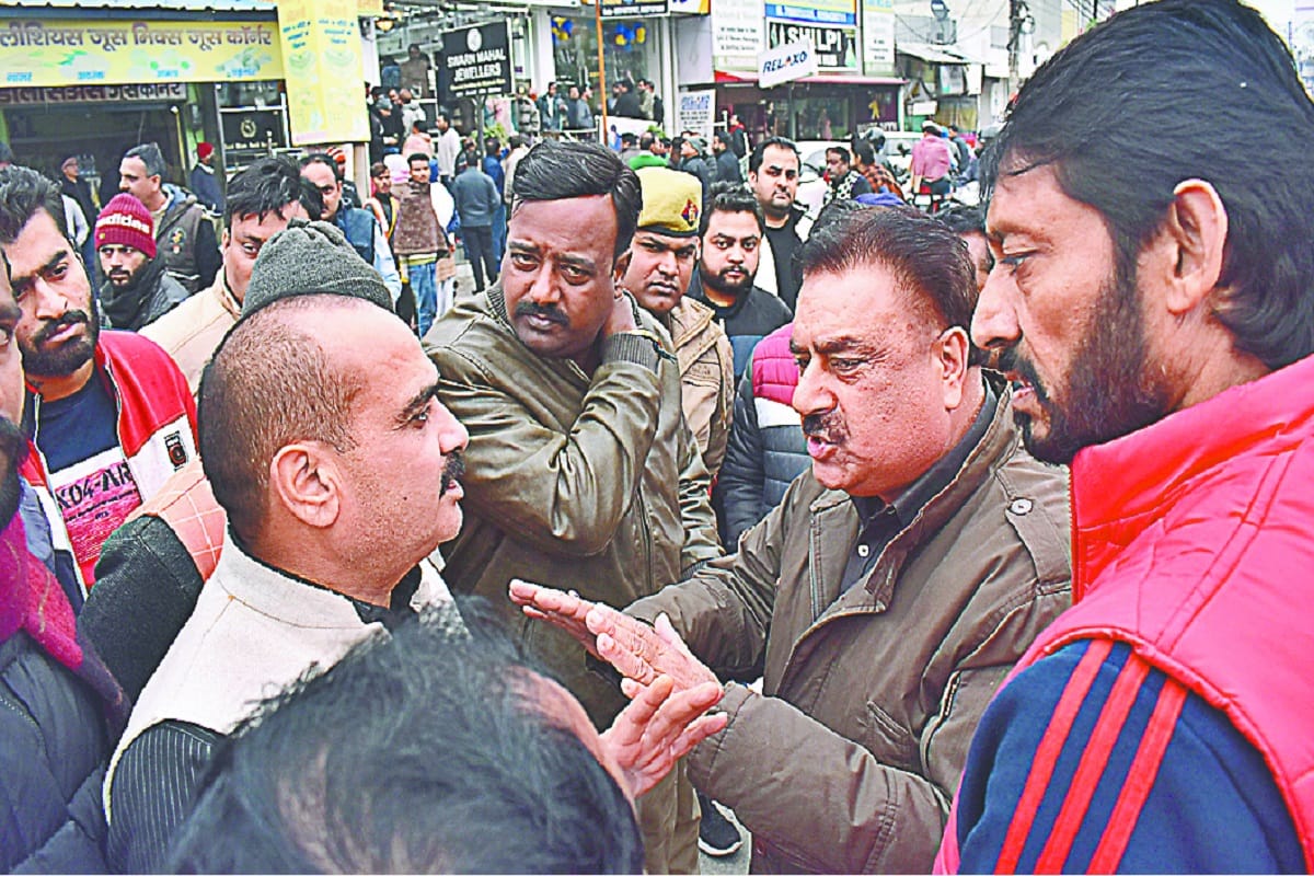 Threatened to kill businessman after looted from a jewellery shop in Meerut city
