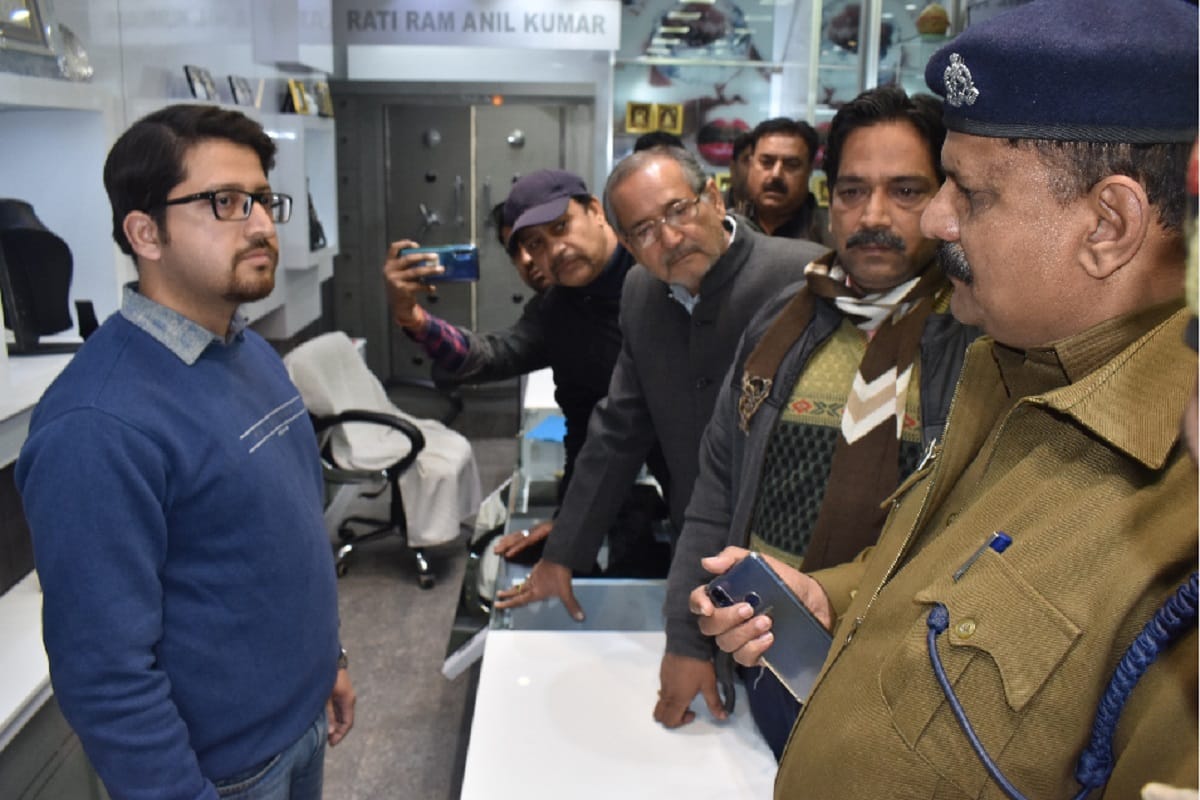 Threatened to kill businessman after looted from a jewellery shop in Meerut city