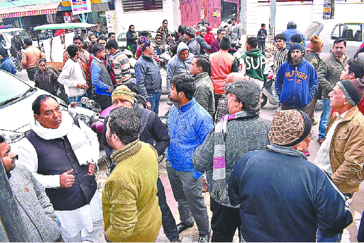Threatened to kill businessman after looted from a jewellery shop in Meerut city