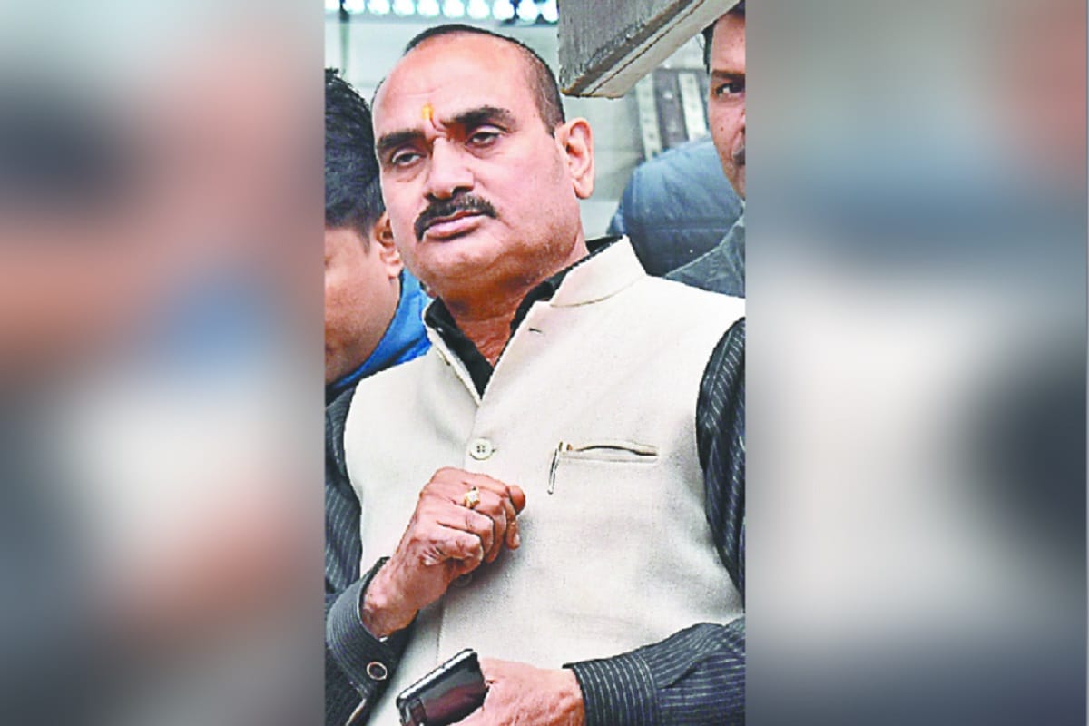 Threatened to kill businessman after looted from a jewellery shop in Meerut city