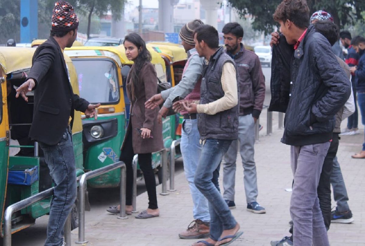 Women passengers unsafe as Auto Rickshaws outside metro stations performs miscreant activities